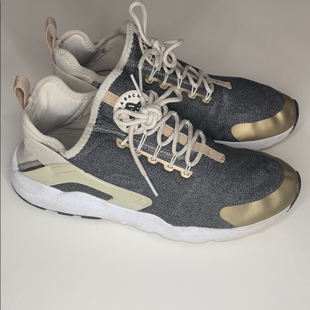 NIKE HUARACHES